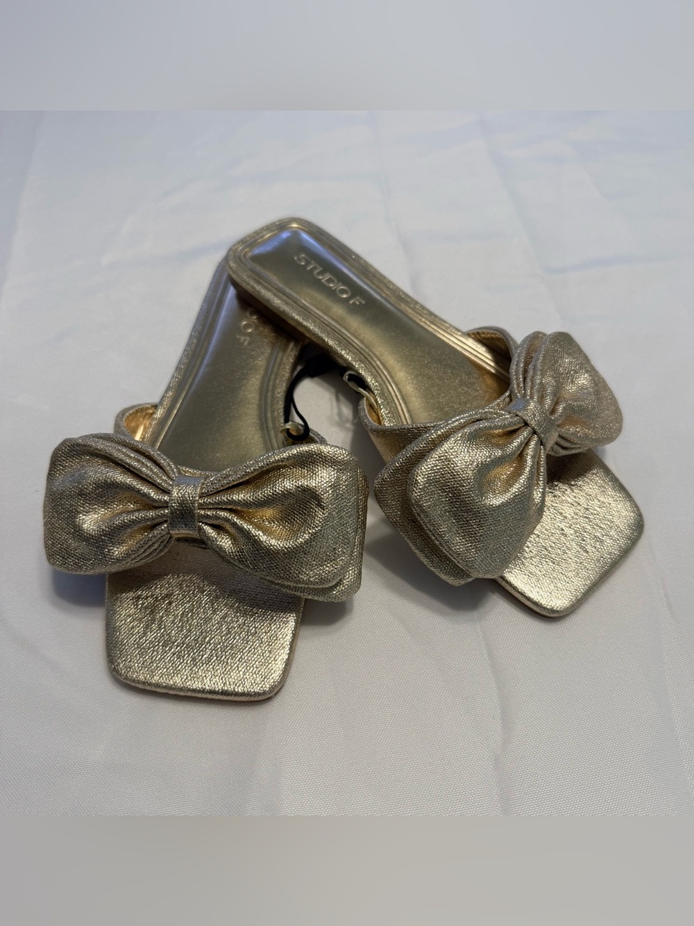 NEW women's studio F gold bow sandals size 5 US  US 35 Eur